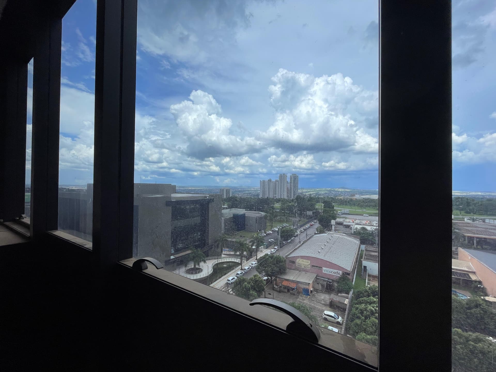 Sala comercial para alugar no Jardim Goiás, QS Tower Office, em Goiânia-GO (Sala 1010)