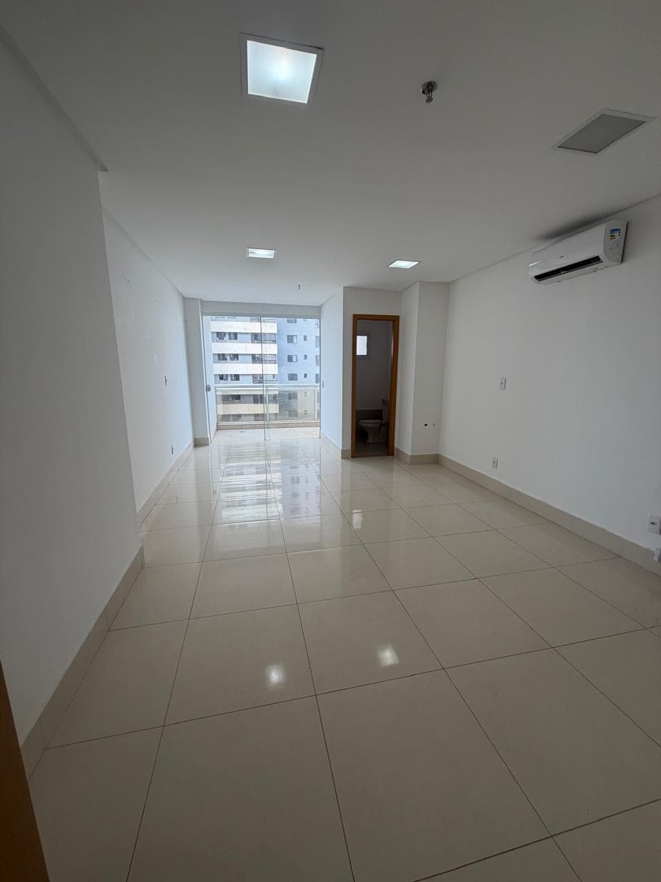 Sala comercial com 31 m² para alugar no Park Lozandes, Torre Trade, em Goiânia-GO (Sala 606)