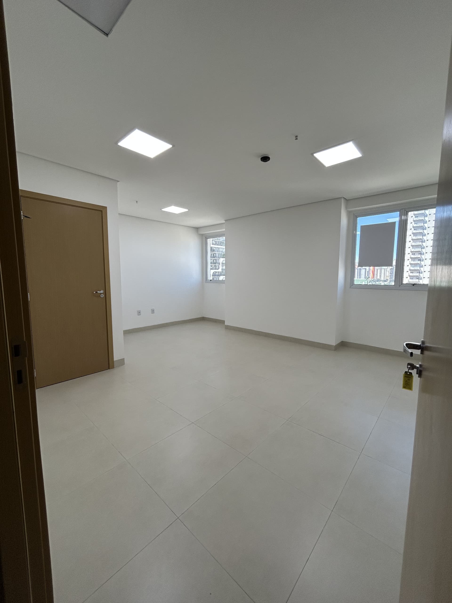 Sala comercial para alugar/vender no Setor Marista, QS Life Clinical, em Goiânia-GO (Sala 117)