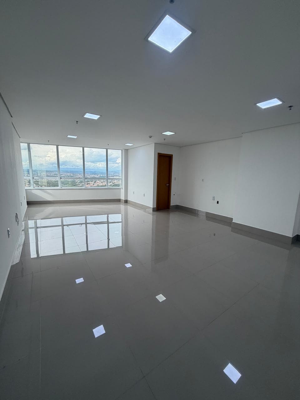 Sala comercial com 43 m² para alugar no Park Lozandes, Torre Trade, em Goiânia-GO (Sala 1906)