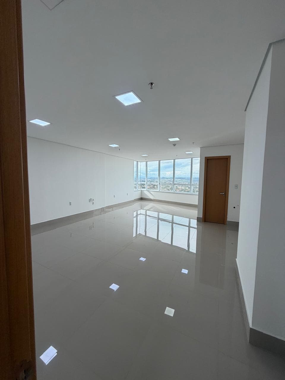 Sala comercial com 43 m² para alugar no Park Lozandes, Torre Trade, em Goiânia-GO (Sala 1906)