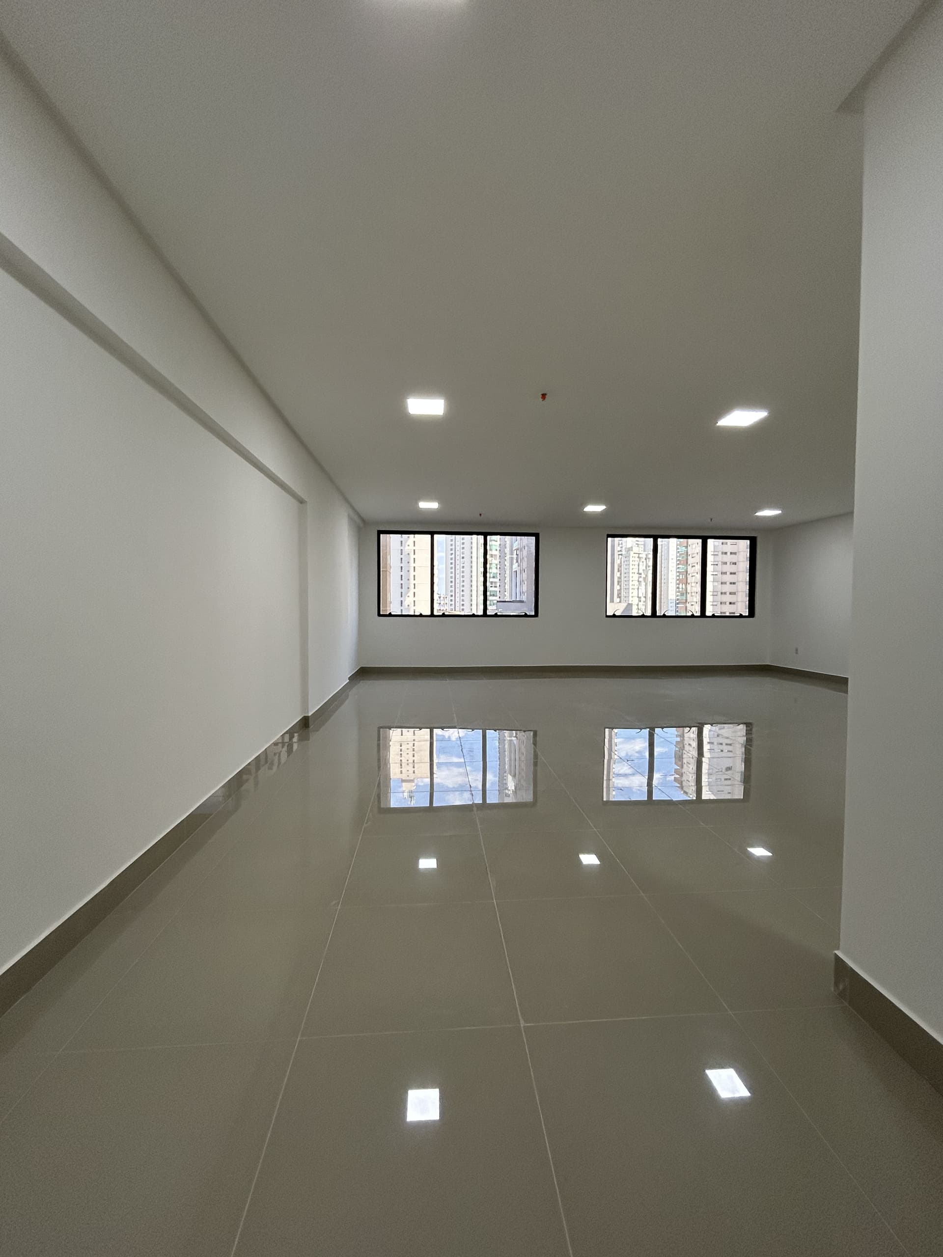 Sala comercial com 80m² para alugar no Jardim Goiás, QS Tower Office, em Goiânia-GO (Sala 501 e 502)