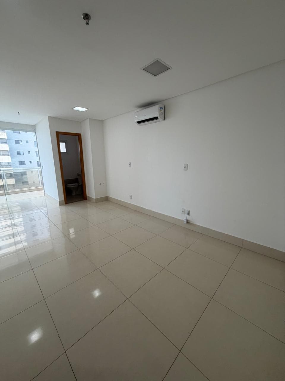 Sala comercial com 31 m² para alugar no Park Lozandes, Torre Trade, em Goiânia-GO (Sala 606)