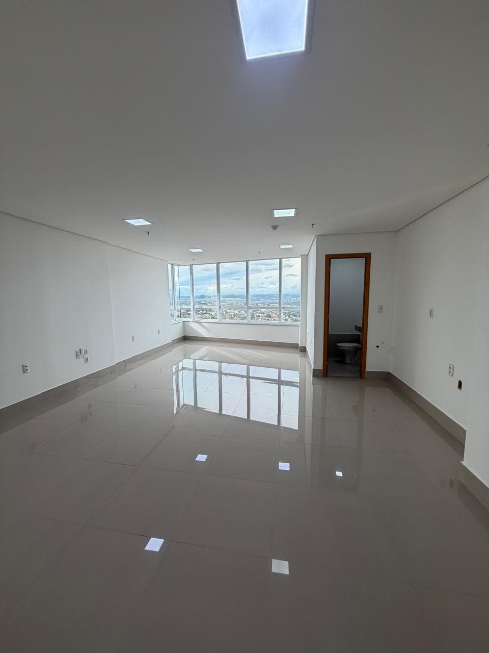 Sala comercial com 43 m² para alugar no Park Lozandes, Torre Trade, em Goiânia-GO (Sala 1906)