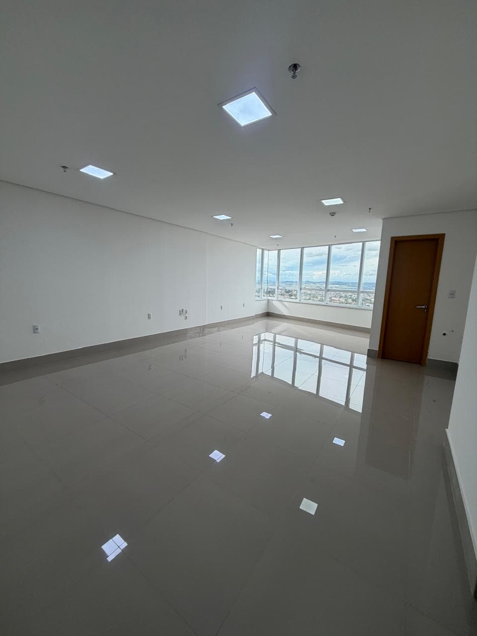 Sala comercial com 43 m² para alugar no Park Lozandes, Torre Trade, em Goiânia-GO (Sala 1906)