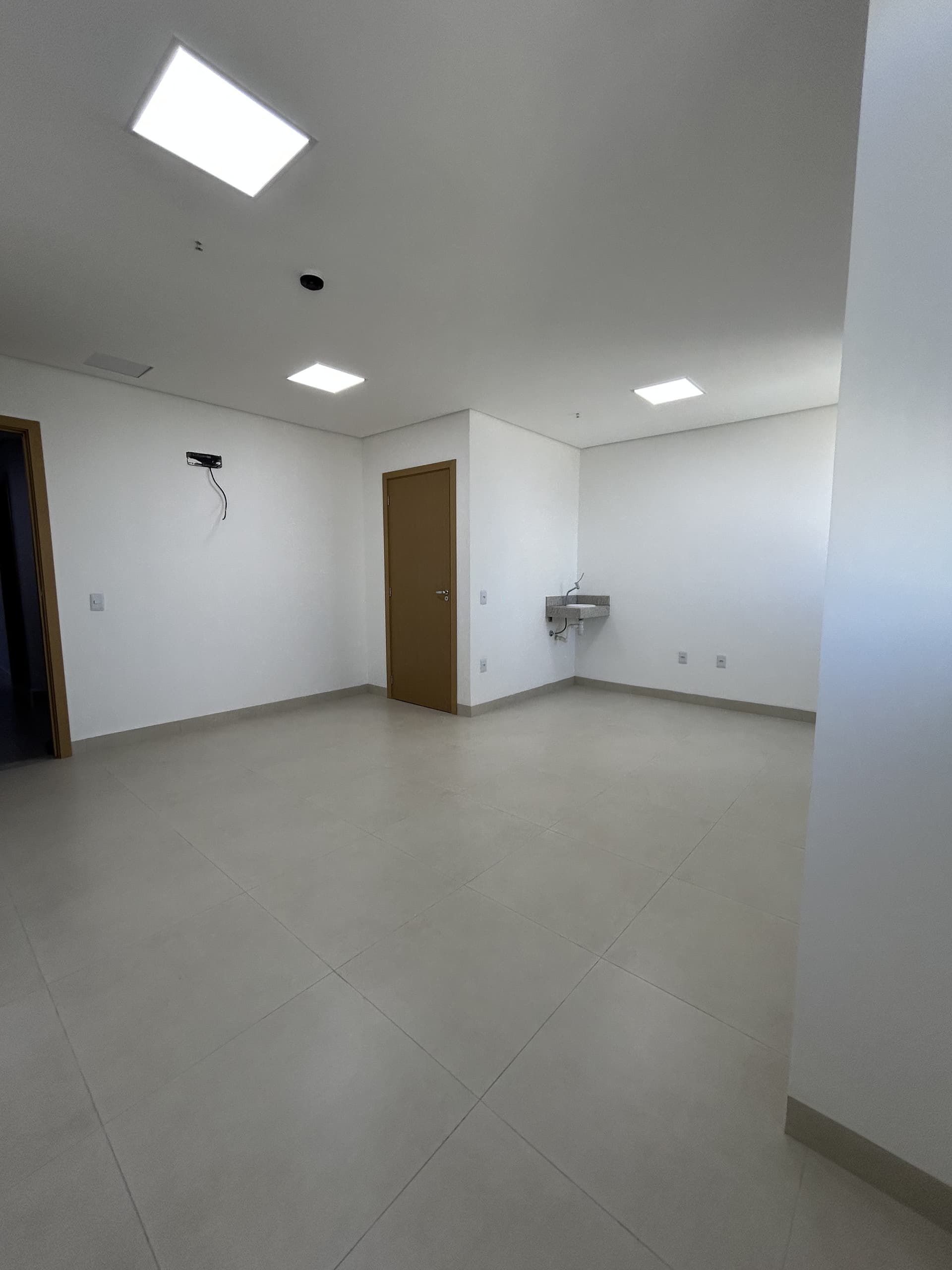 Sala comercial para alugar/vender no Setor Marista, QS Life Clinical, em Goiânia-GO (Sala 117)
