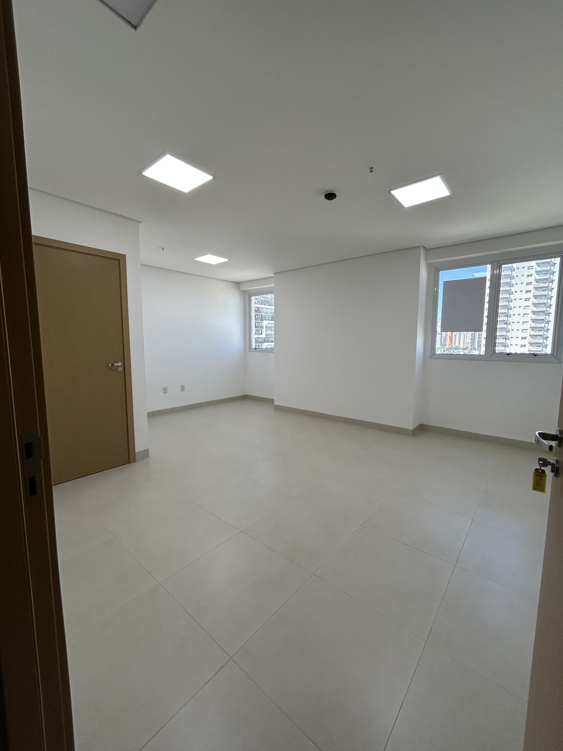 Sala comercial para alugar/vender no Setor Marista, QS Life Clinical, em Goiânia-GO (Sala 117)