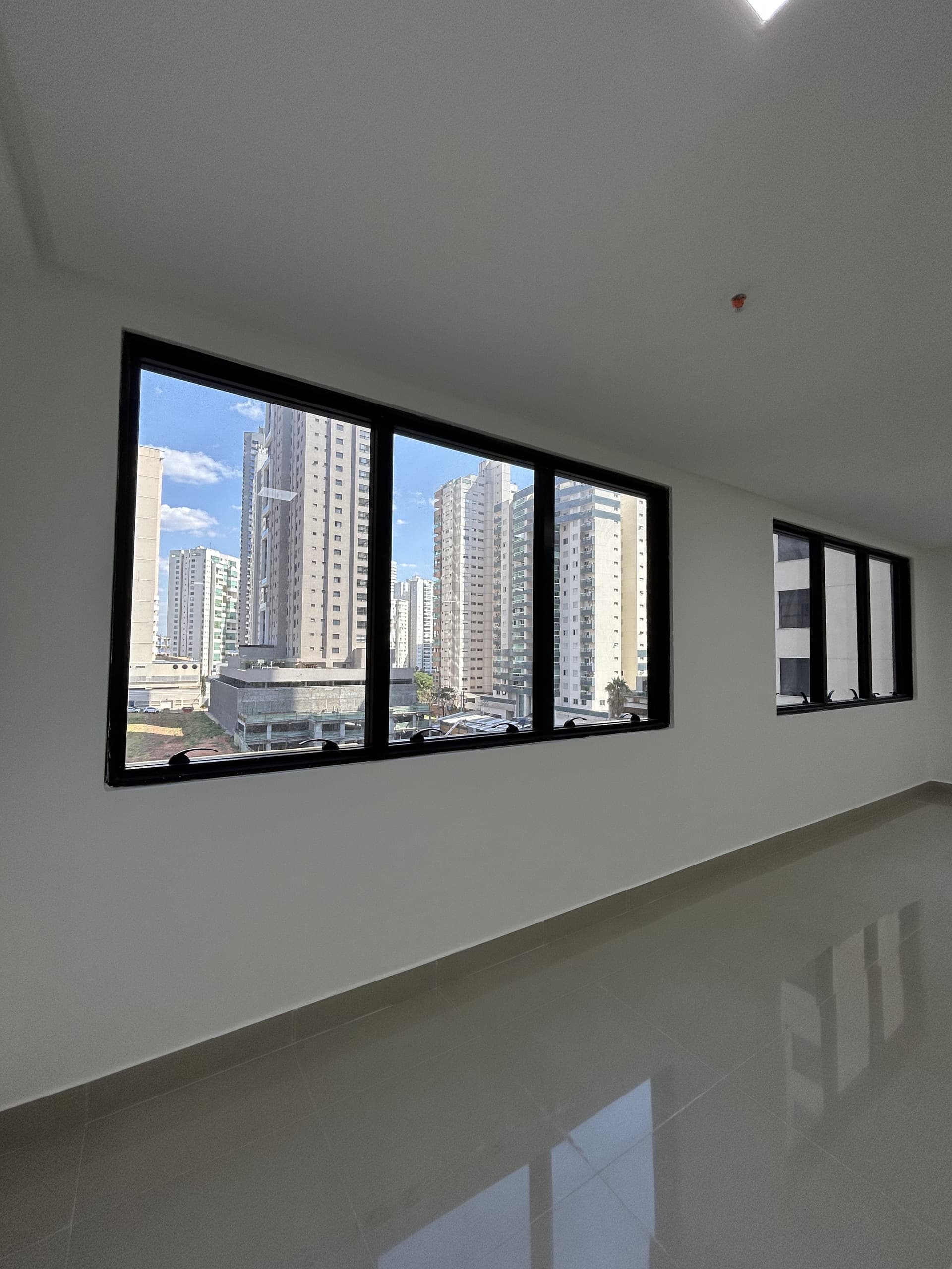Sala comercial com 80m² para alugar no Jardim Goiás, QS Tower Office, em Goiânia-GO (Sala 501 e 502)